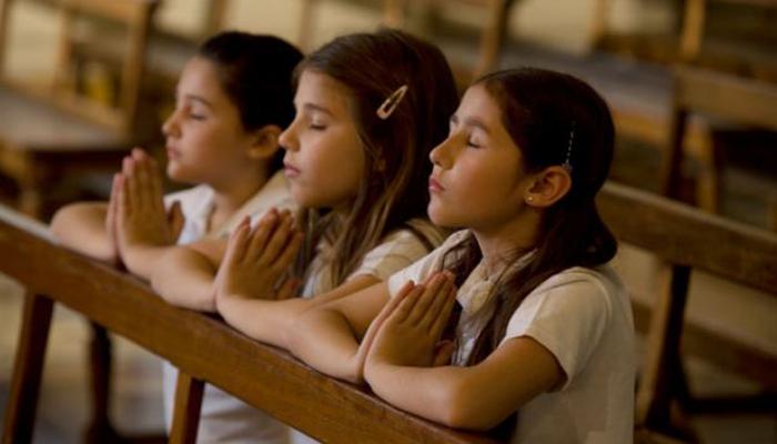 Молящиеся девочки