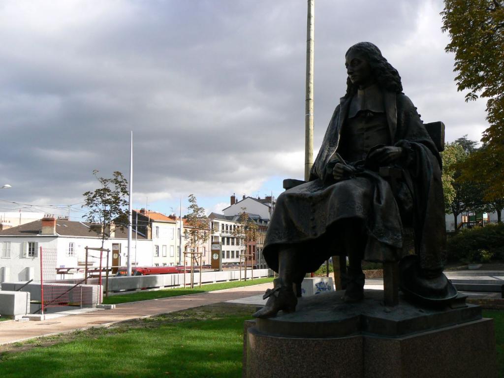 Статуя Паскаля в городке Клермон-Ферран