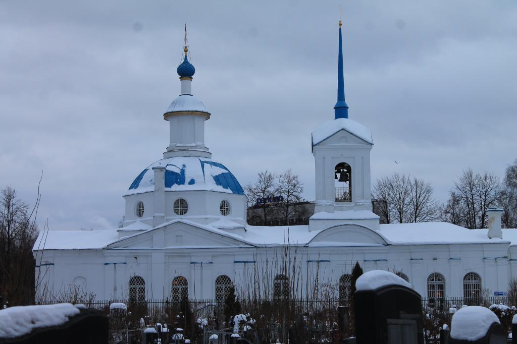 Церковь на кладбище