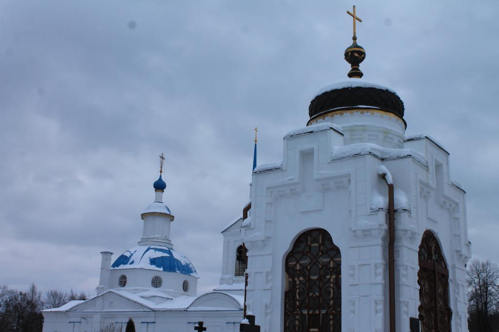 Часовня перед церковью