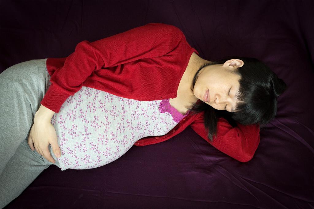 Беременная женщина задремала