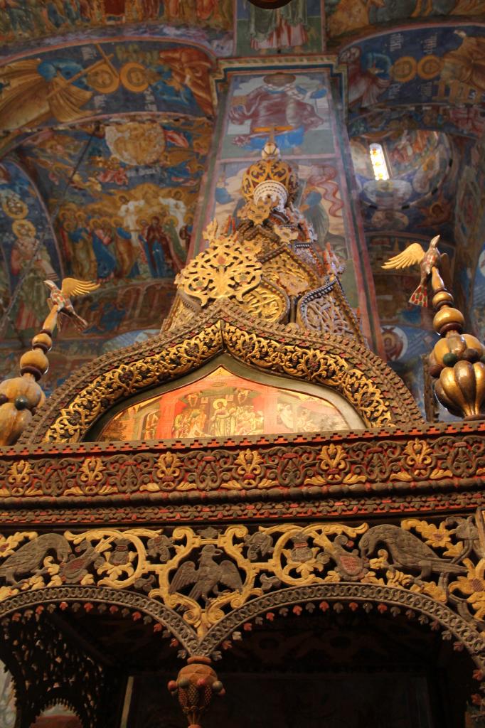 В зале православного храма