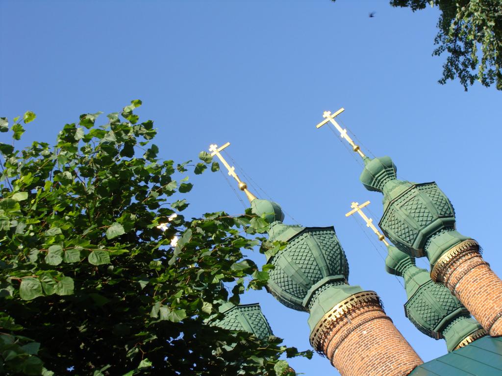 Купола с православными крестами