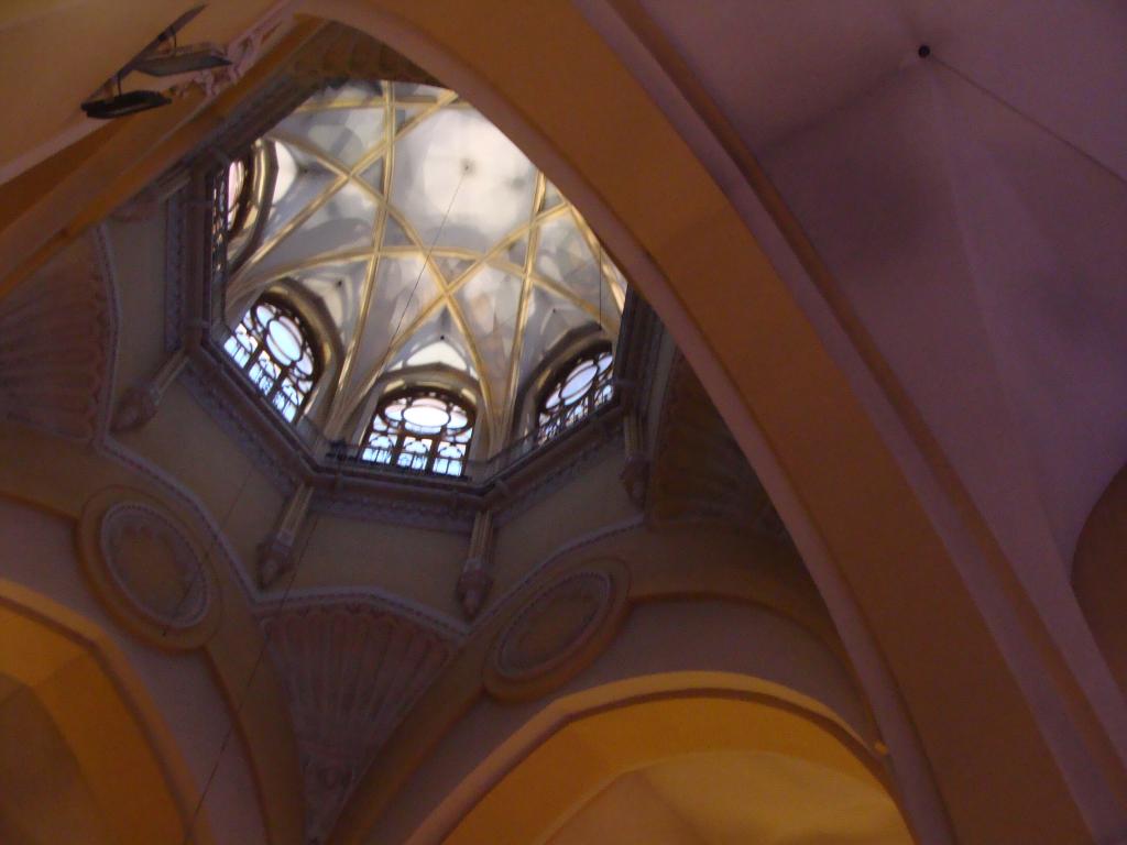 Потолок в католическом соборе
