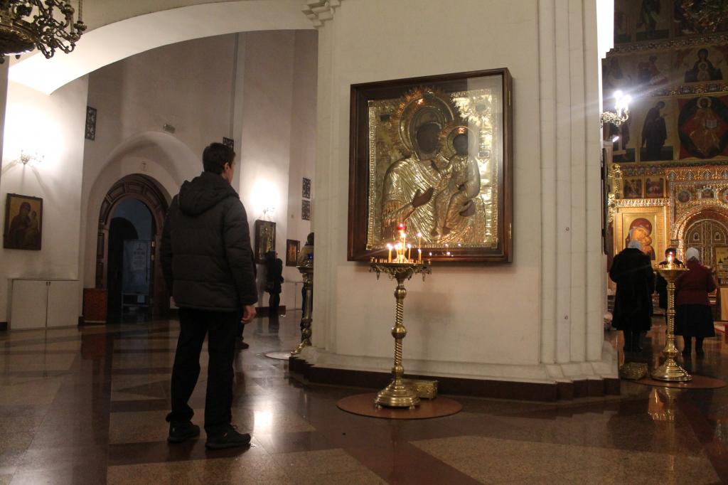 Человек перед иконой в церкви