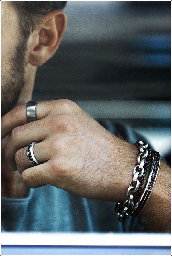 Мужская рука с браслетом