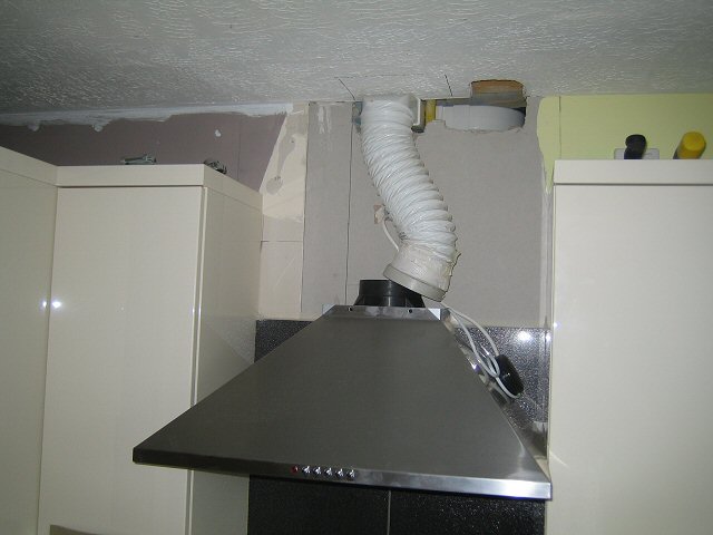 Воздуховод для вытяжки 150 на кухне