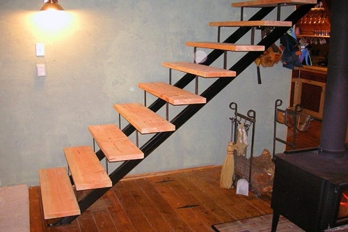сделать лестницу деревянную