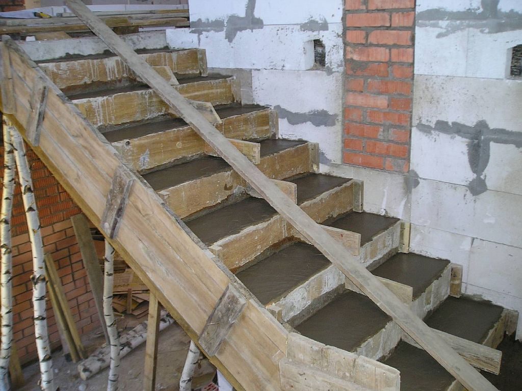 заливаем лестницу из бетона своими руками
