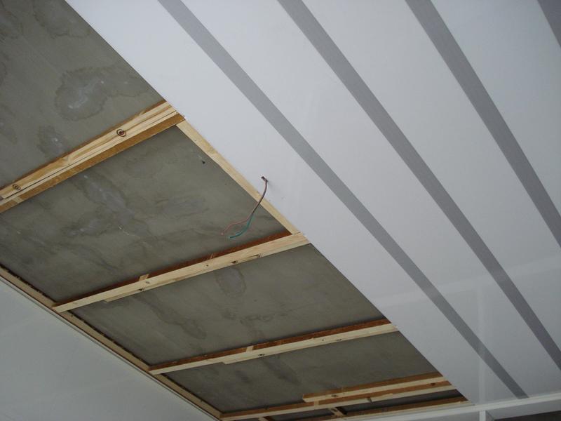 как крепить панели пвх к потолку степлером
