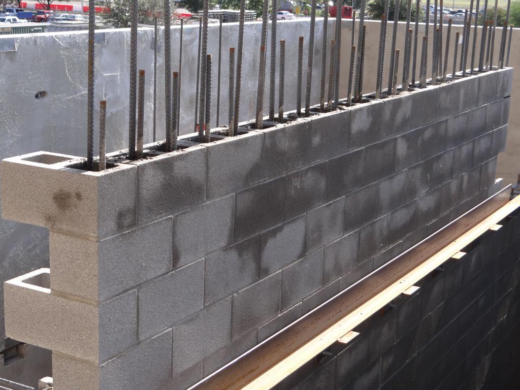 mesh for reinforcing concrete structures