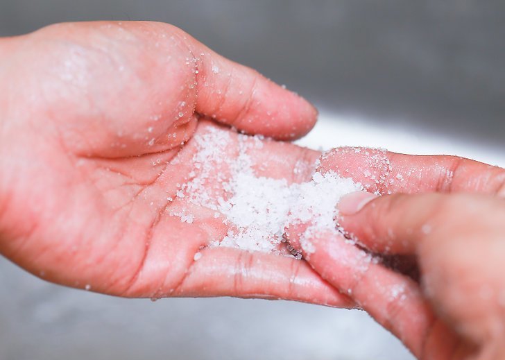 Отмыть руки от суперклея в домашних