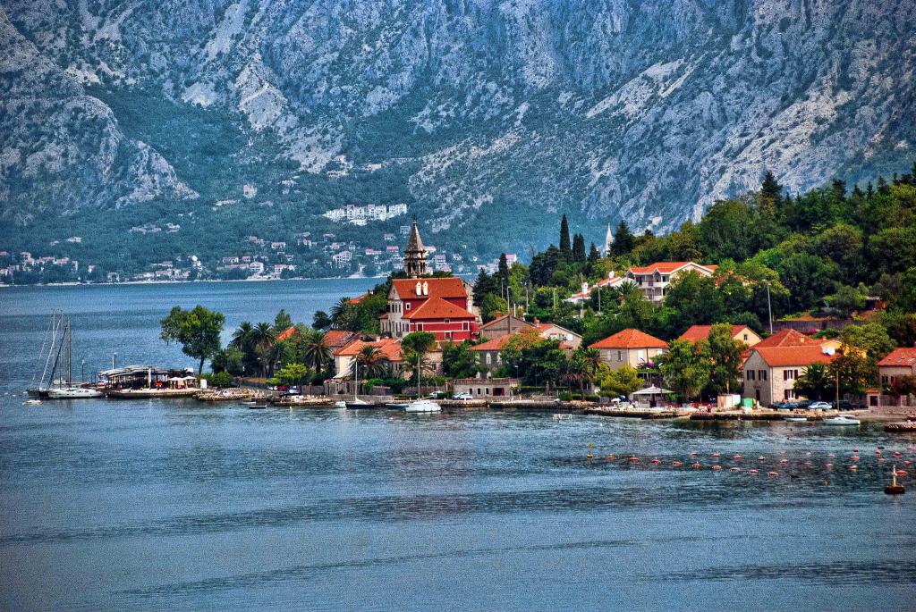 Черногория - страна для отдыха и туризма.
