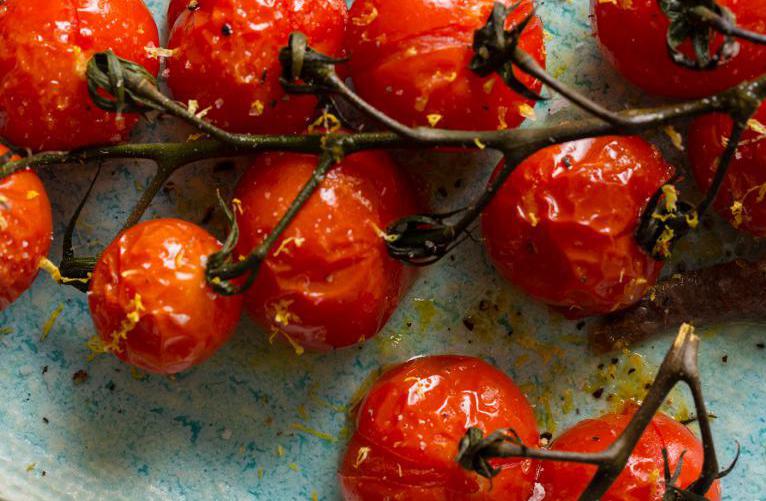 Связка ароматных томатов на противне