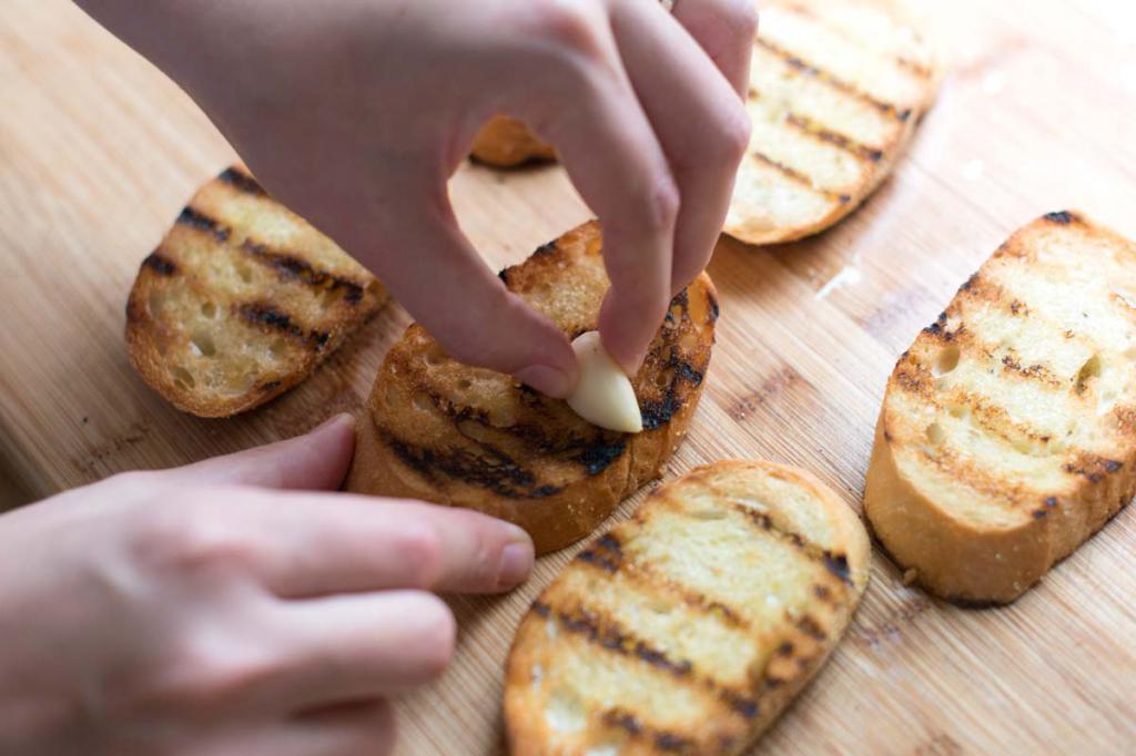 Lubricate the bread with a clove of garlic