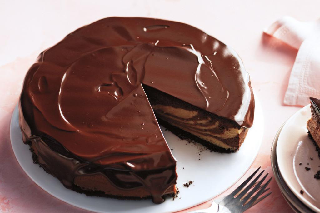 Шоколадная глазурь сладко украсит десерт