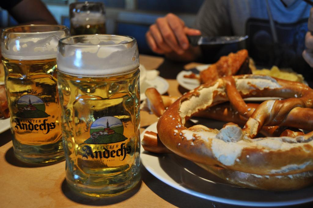 Фото пива в баре на столе