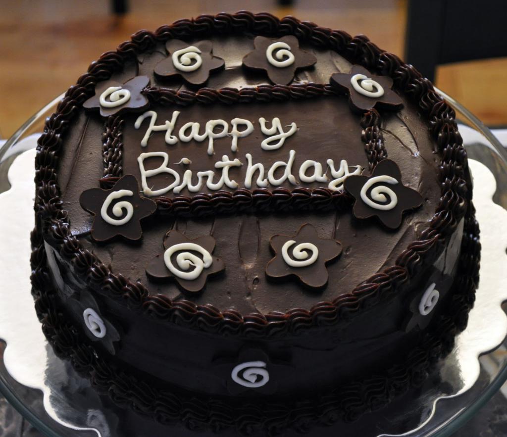 Шоколадный торт с надписью с днем рождения