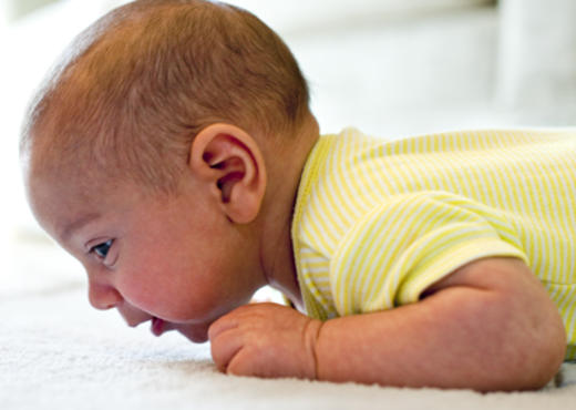 a baby at 4 months old holds his head poorly what to do