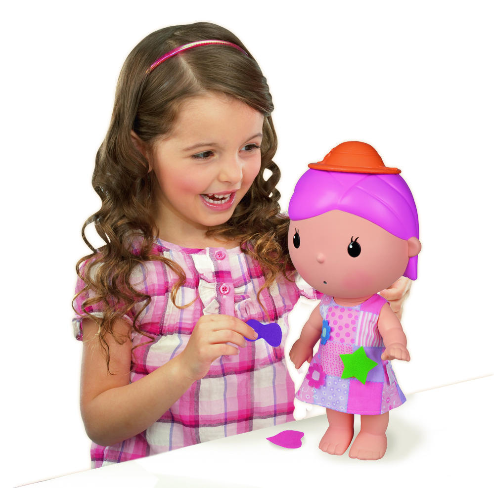 Она это игрушка мама. Куклы для девочек. Кукла на белом фоне. Девочка с куклой на белом фоне. Игры для девочек куклы.