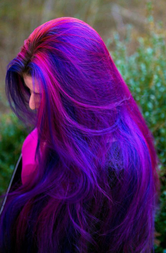 Яркая покраска волос в два цвета