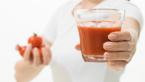 Томатный сок и свежие томаты