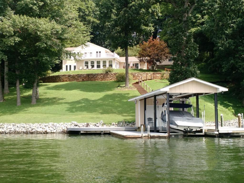 Boat shelter