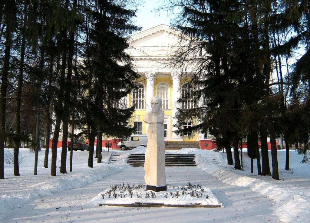 monument to Bunin in Orel