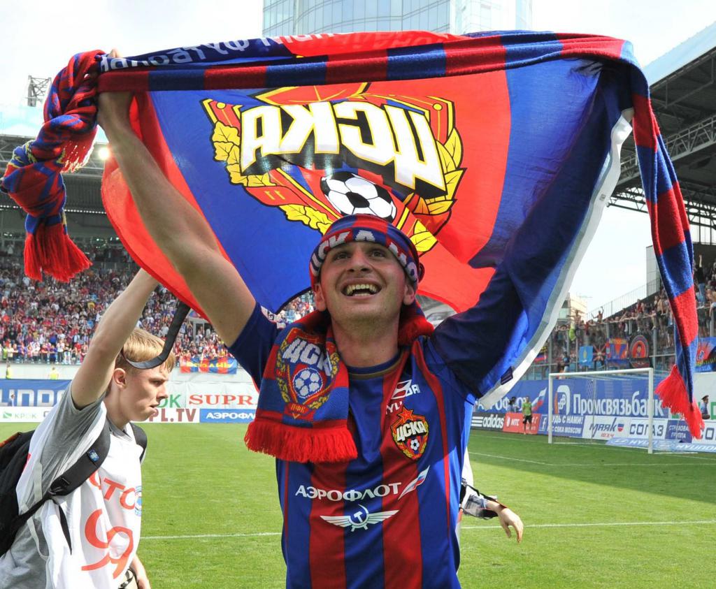 CSKA flag in the hands of Alan Dzagoev