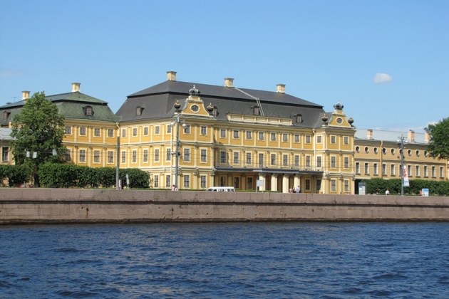 Меншиковский дворец - вид сбоку