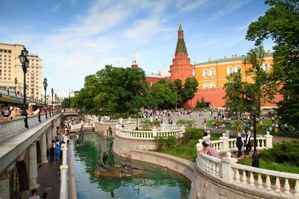 Панорамный вид на Александровский сал в Москве