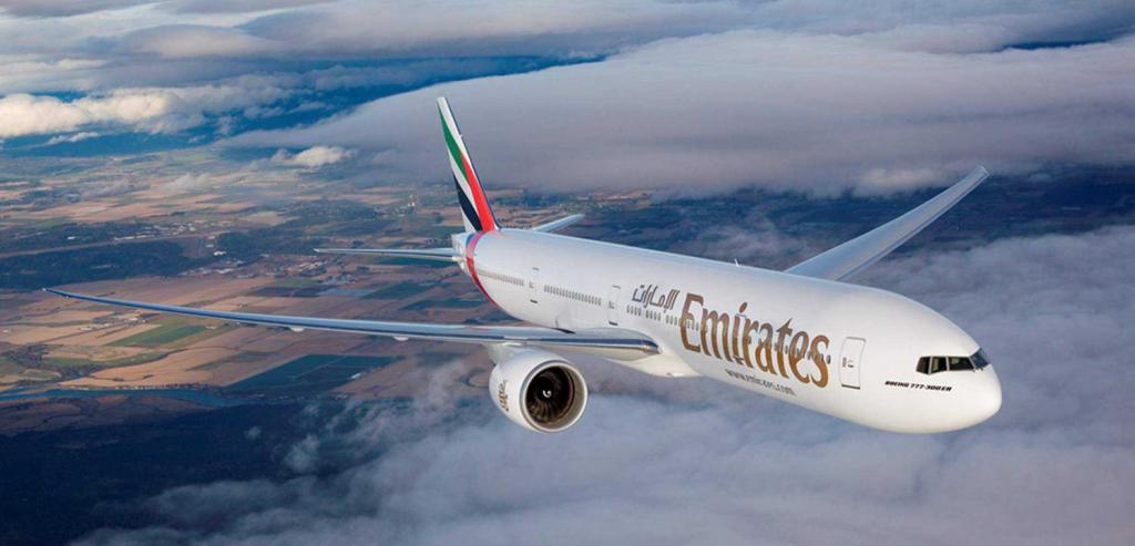 Самолет Emirates в небе