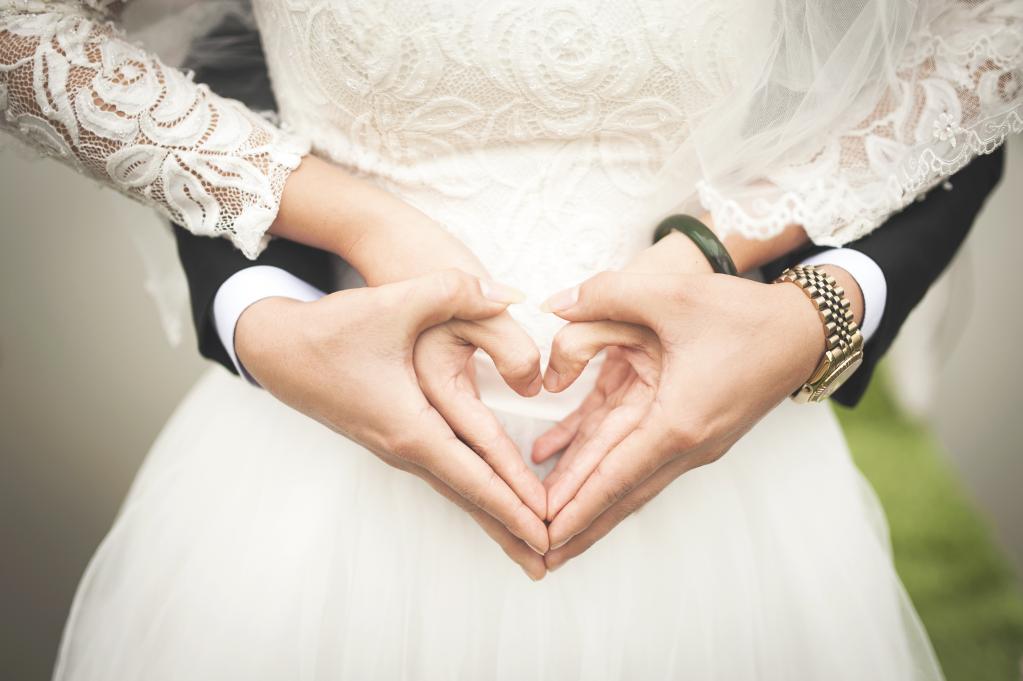 Hands newlyweds