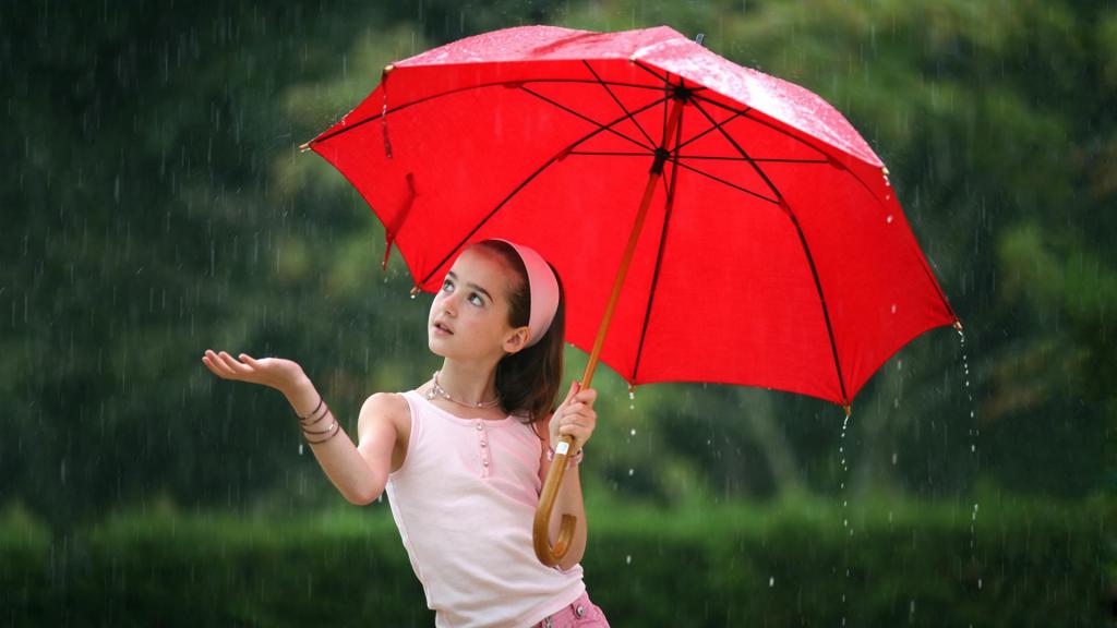 Маленькая девочка под красным зонтиком