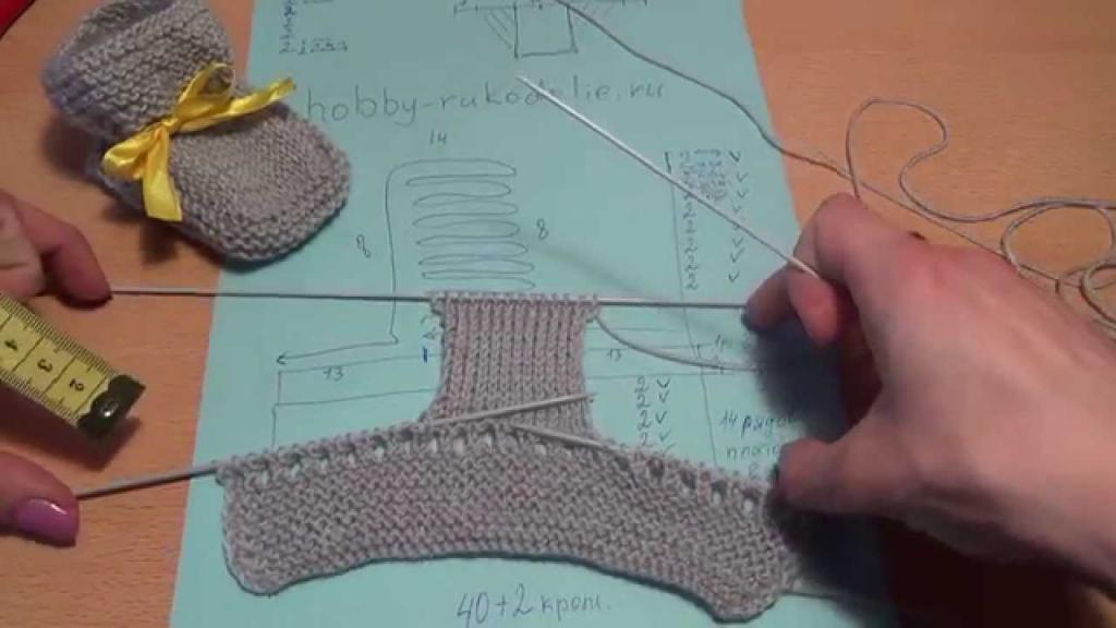 knitting booties with two knitting needles