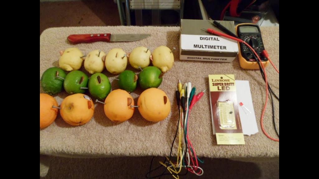 батарея из лимонов, апельсинов и картошки