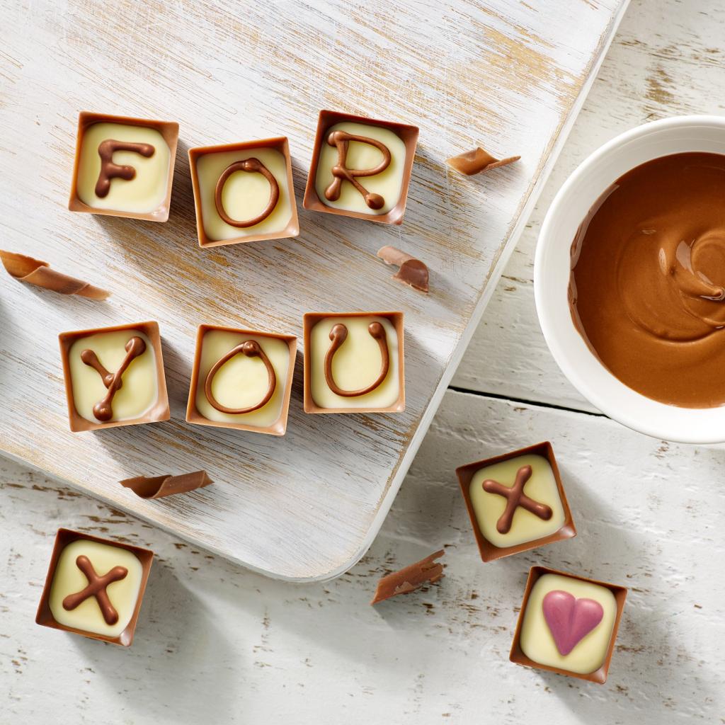 Буквы из шоколада на торте фото
