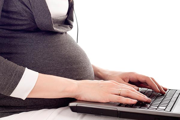 беременная за клавиатурой