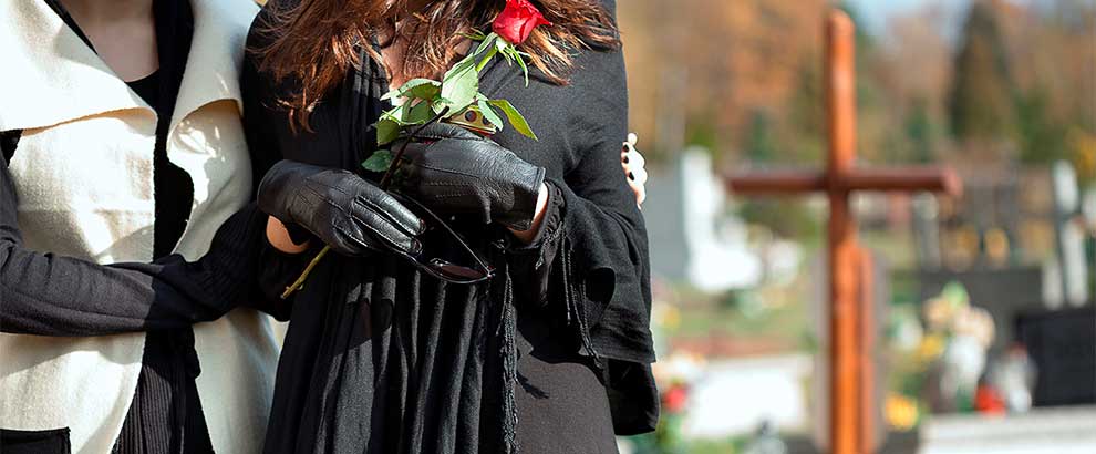 женщины на кладбище
