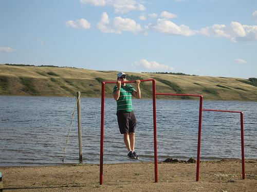 do-it-yourself horizontal bar in the country