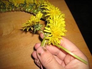 how to weave a wreath of dandelions