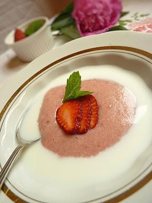 making semolina porridge in milk