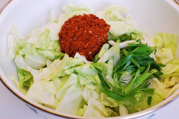 Korean cabbage salad in Korean