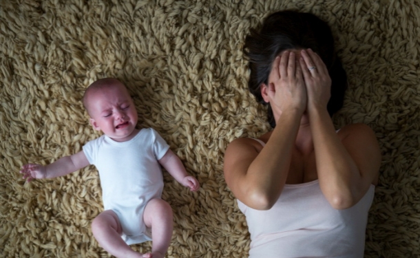 Женщина плачет с ребенком