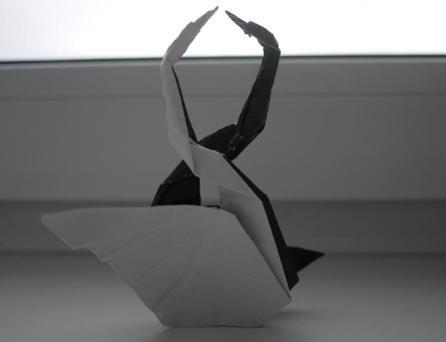 Оригами лебеди из цветной бумаги