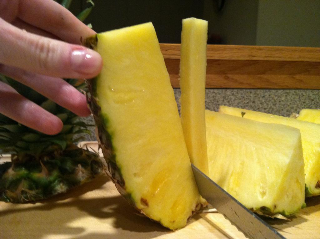 разрезанный ананас