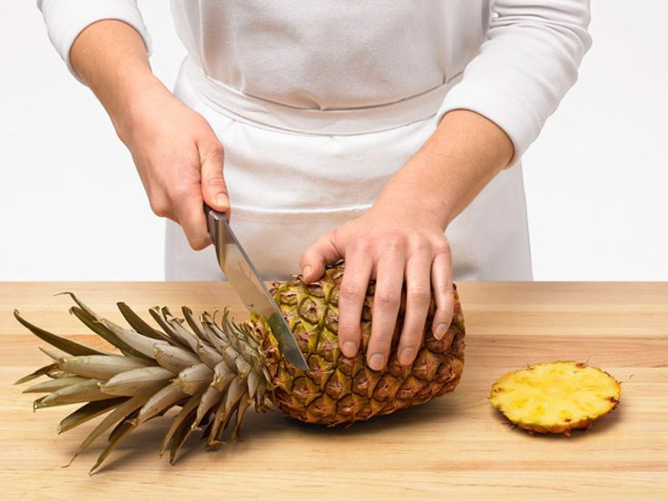 чистка ананаса ножом