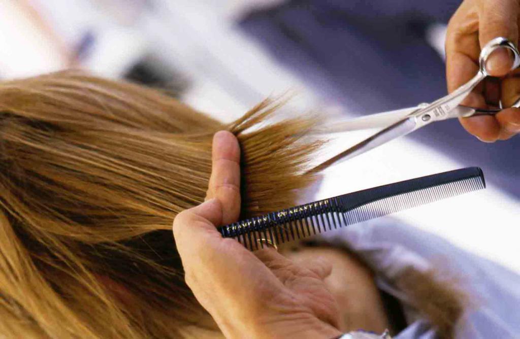Процесс филировки волос