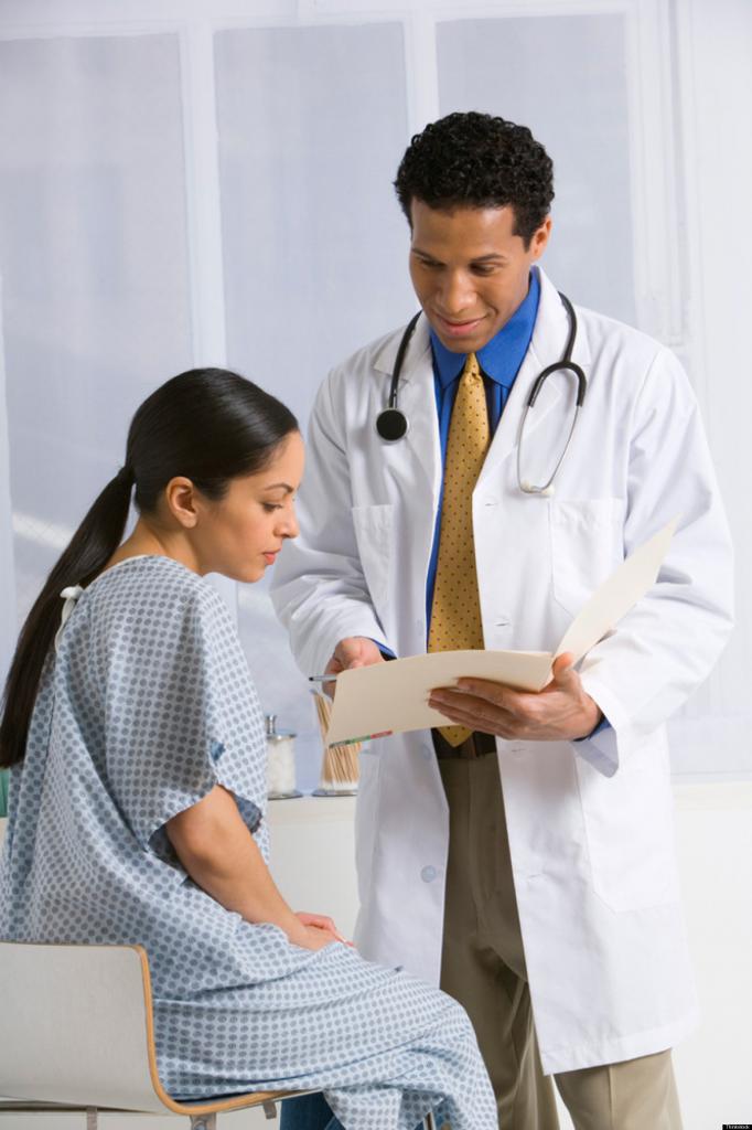 Беременная женщина со своим врачом