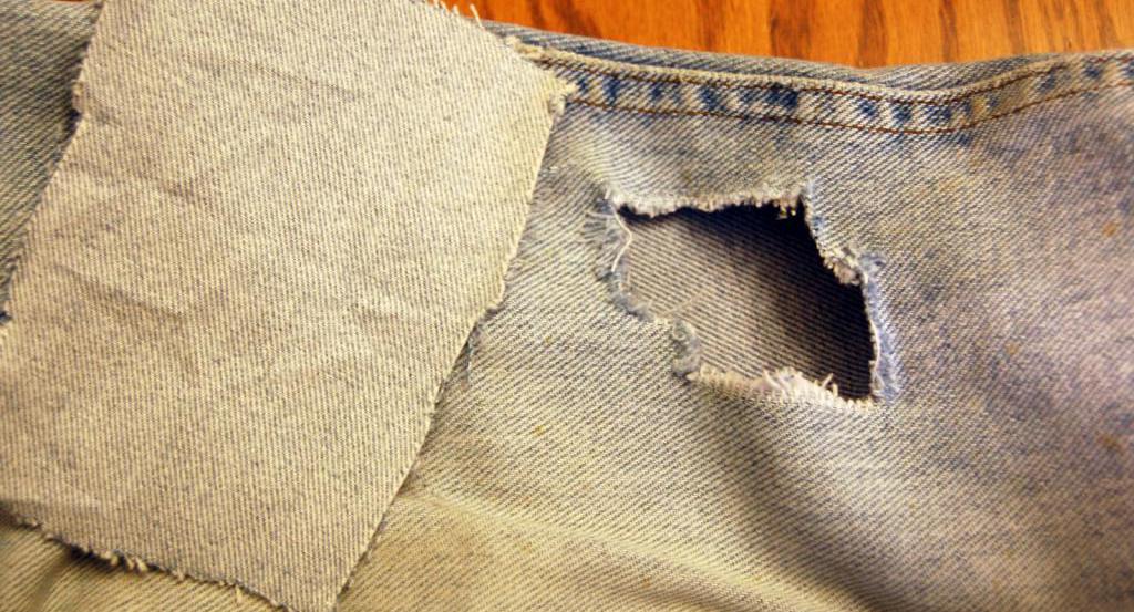 как зашить дырку на джинсах